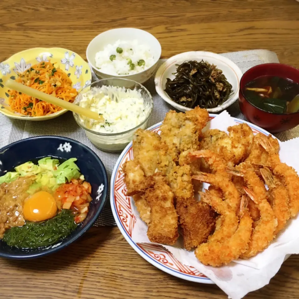 キャロットラペ・豆ごはん・切り昆布の煮物・ちぢみ小松菜としめじとワカメのお味噌汁・エビといかとカキと豚のフライ・タルタルソース・アボカドめかぶキムチ納豆|美也子さん