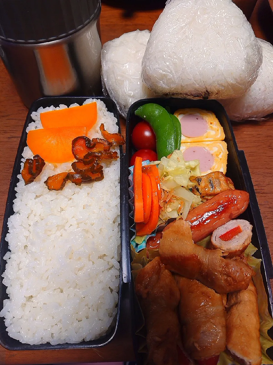 息子のお弁当

＊ご飯(味噌漬け)＊プチトマト、スナックエンドウ
＊ソーセージ入だし巻き玉子、ひじきのふんわり揚げ
＊ウインナー、パプリカの肉巻き
＊キャベツの干し海老あえ、人参の梅かつおあえ
＊スープ＊息子用捕食おにぎり(梅かつお、昆布、明太子)|秀美«シュウビ»さん