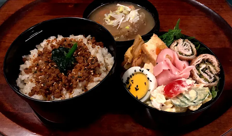 本日も息子弁当🍱豚肉大葉チーズ巻きまき🥓マカロニサラダ🥗生揚げ煮付け🥘白菜炒め🥬ほうれん草🥬ゆで卵🍳豚肉生姜そぼろ🍙 #息子弁当  #豚肉巻き  #チーズ  #大葉  #マカロニサラダ  #生揚げ #白菜 #ゆで卵  #ほうれん草  #豚そぼろ  #つみれ汁  #札幌  #中島公園  #macaroni  #snapd|Yukie  Toriseさん