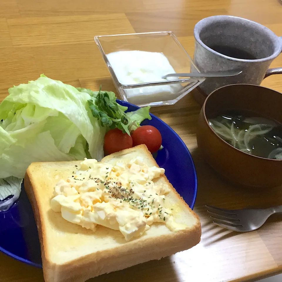 Snapdishの料理写真:たまごサラダトースト🥚🍞🥗|りりさん