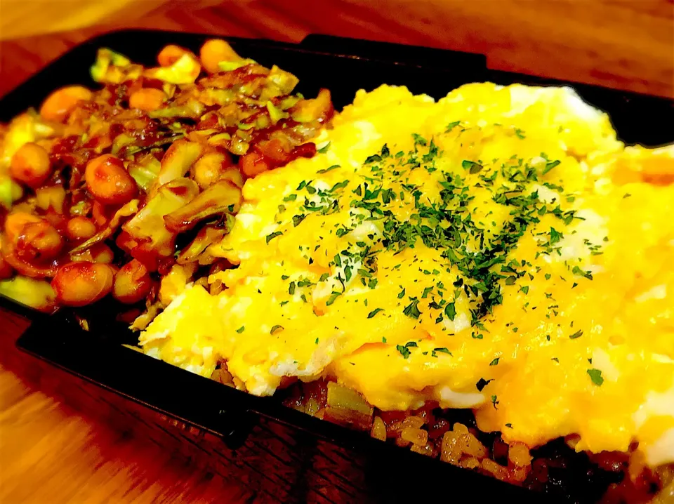 たまごフワトロ〜〜チーズ入りのオムライス弁当🍱ケチャップの代わりは…|ちまさん