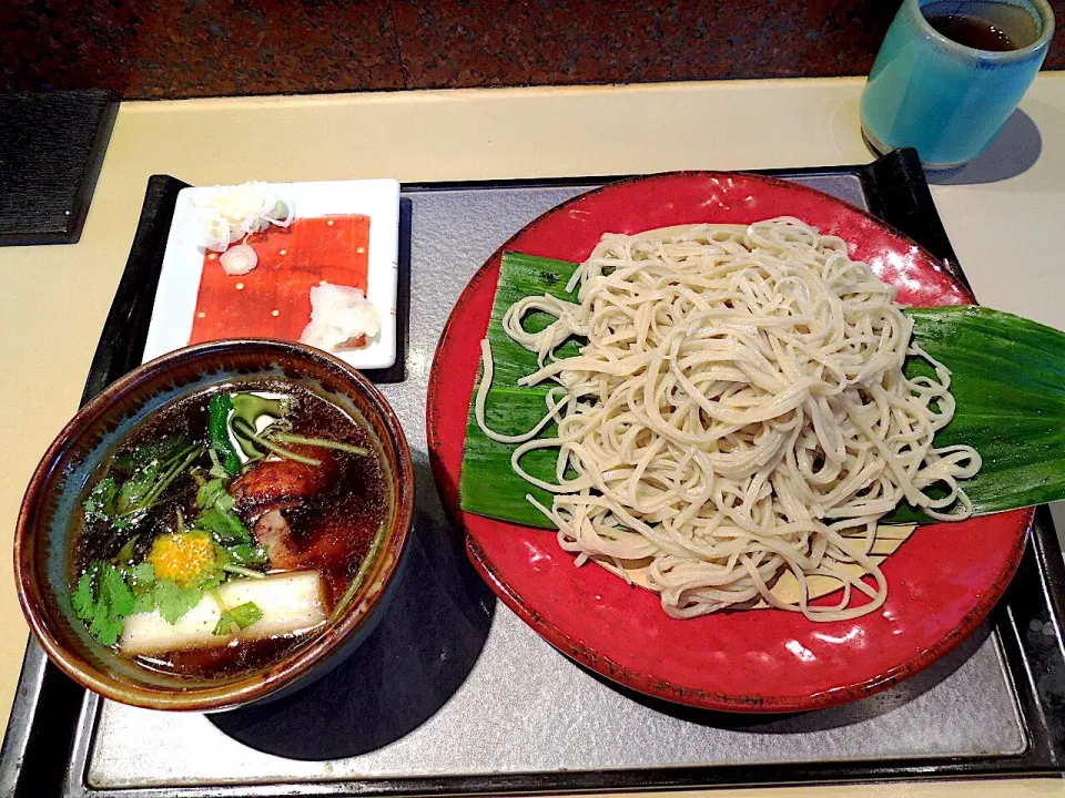 Snapdishの料理写真:鴨汁手打ち蕎麦
分厚い鴨肉が美味しいです。
ワインと蜂蜜で下処理し一晩寝かせて柔らかくしているとのこと
季節毎に変わる天婦羅も魅力的|Takeshi  Nagakiさん