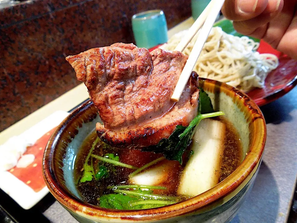 鴨汁手打ち蕎麦
分厚い鴨肉が美味しいです。
ワインと蜂蜜で下処理し一晩寝かせて柔らかくしているとのこと|Takeshi  Nagakiさん