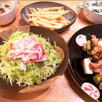 サラダとフライドポテトの晩御飯（生姜焼きとシチューはおまけ(*´ 艸｀)ﾌﾌ♡）