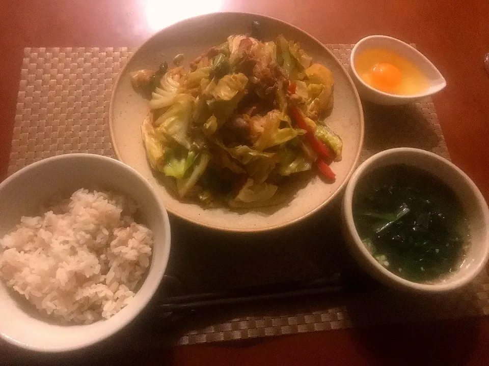 Today's Dinner🍴お野菜たっぷり回鍋肉,若芽の中華ｽｰﾌﾟ,もち麦飯,生卵|🌈Ami🍻さん