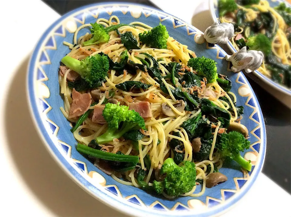 Snapdishの料理写真:ベーコン🥓とほうれん草🥬とマッシュルーム🍄を使って醤油ベースの和風ペペロンチーノ風に仕上げて、最後に小さな小海老🦐のあみを絡めたパスタ|Takeshi  Nagakiさん