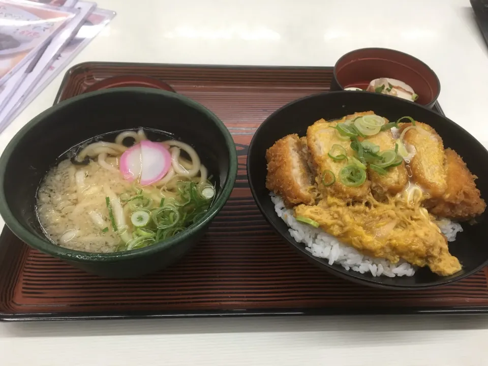 Snapdishの料理写真:#うちだや
#厚切りカツ丼とミニうどんセット
今夜は妻が夜勤なので一人で外食してます。|畑田 成治さん