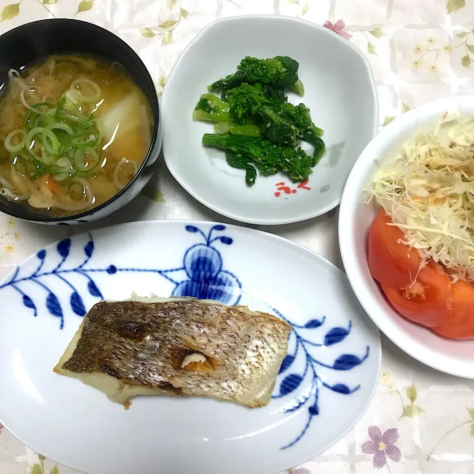 Snapdishの料理写真:鯛の塩焼きと菜の花の芥子和え|プリンセスみっちゃんさん