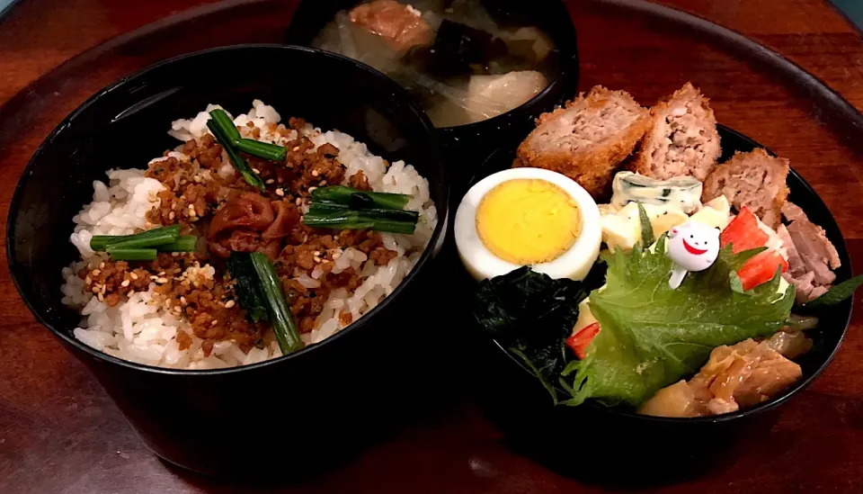 本日も息子弁当🍱メンチカツ🥓マカロニサラダ🥗自家製チャーシュー🥓白菜煮付け🥬ほうれん草🥬ゆで卵🍳豚肉そぼろ丼 #息子弁当  #サーモスランチジャー  #メンチカツ  #マカロニサラダ  #自家製チャーシュー  #白菜  #ほうれん草 #札幌 #中島公園|Yukie  Toriseさん