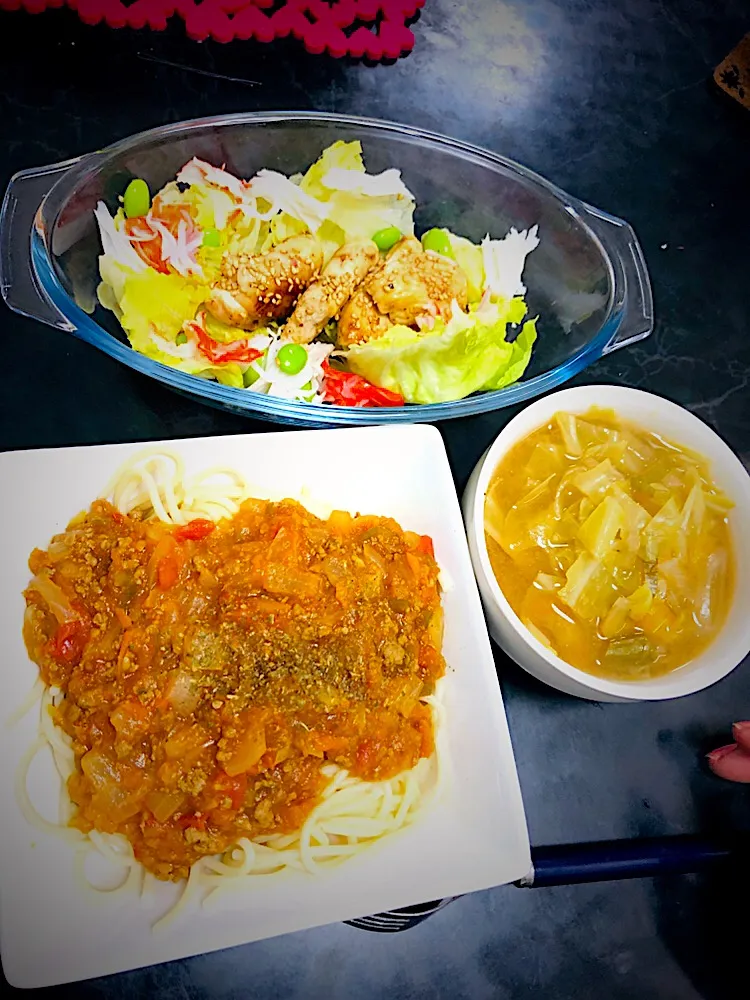 朝からスタミナ満点✨✨  トマトパスタ🍅、キャベツスープ🥬  焼肉タレの鶏むね肉をサラダにのせて🥗|ぶっちゃるんさん