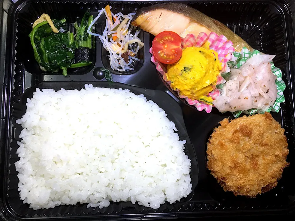 Snapdishの料理写真:鮭の塩焼き 日替わりランチ 宅配弁当 豊川市配達|Naokazu Kuritaさん