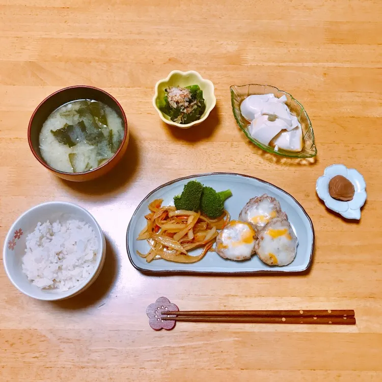 Snapdishの料理写真:豚肉のチーズロール焼き🧀
じゃがいもと人参のきんぴら🥔🥕|ちゃみこさん