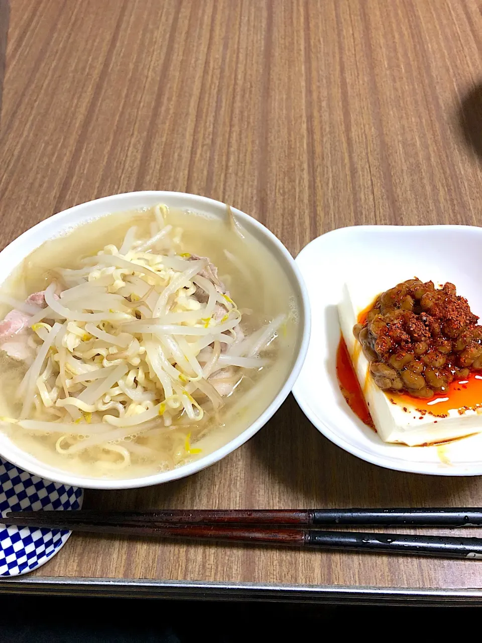 インスタント塩ラーメンと豆腐納豆乗せ辛め。|たびもかさん