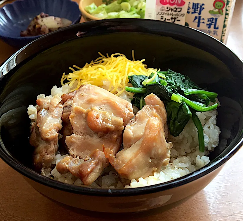 Snapdishの料理写真:アル中病棟の昼ごはん☀️☀️☀️
鶏の照り焼き丼((ε( ｰөｰ)໒꒱· ﾟ  シーザーサラダ🥗
ゆかり和え  牛乳🥛|ぽんたさん