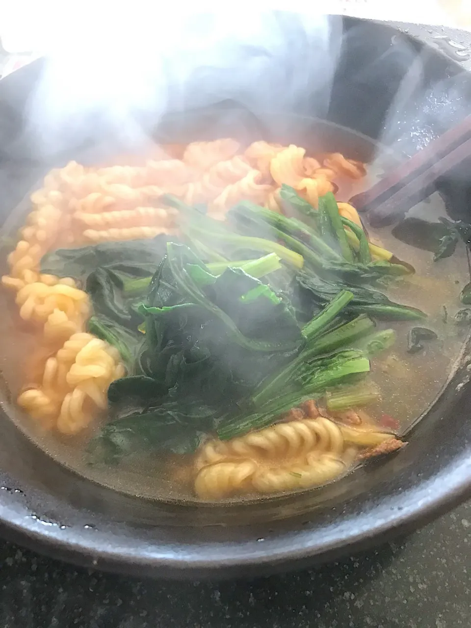 もう湯気モーモーの
ヨッチャンさんからの韓国ラーメン
実食❣️|シュトママさん