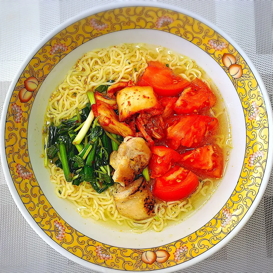 Snapdishの料理写真:トマトとネギナムルの塩ラーメン🍜 (๑˃̵ᴗ˂̵)و|bamazooさん