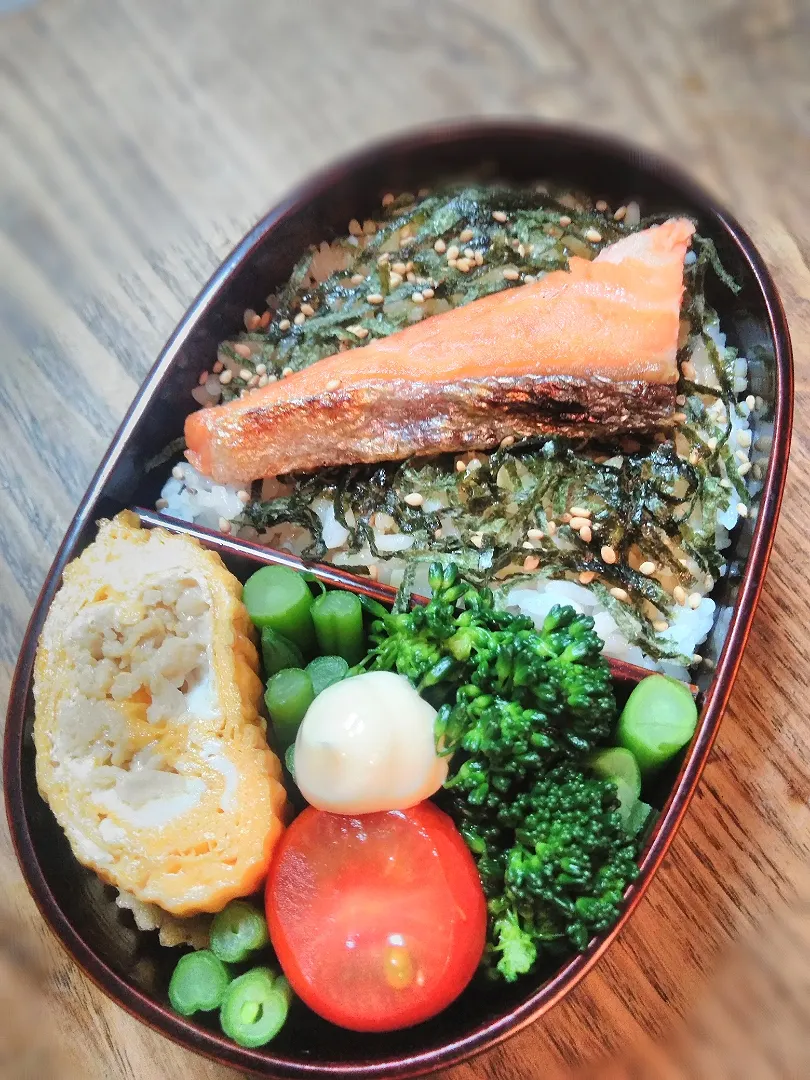 今日のお弁当
・鮭海苔
・鳥胸挽肉入の出汁巻き|akiさん