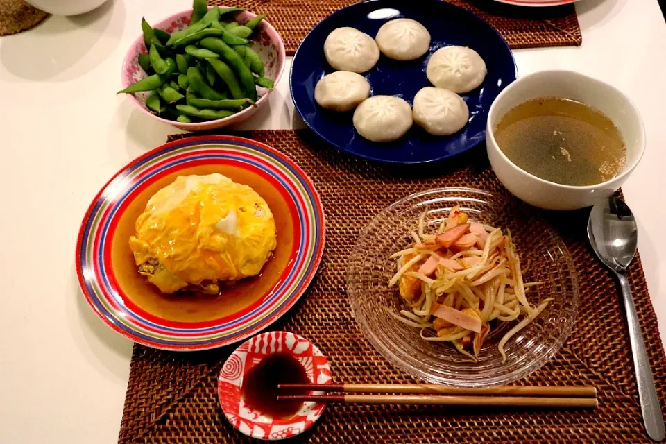 今日の夕食 天津飯、もやしのナンプラー炒め、小籠包、枝豆、わかめスープ|pinknari🐰🌈さん