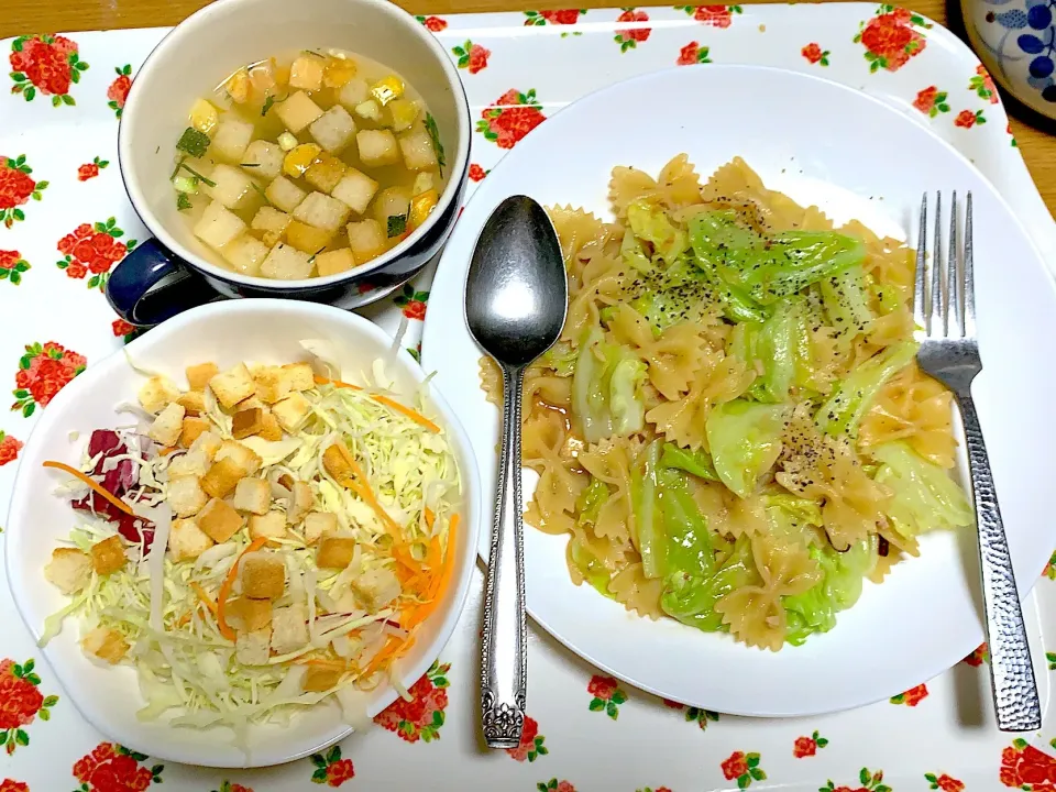 アンチョビキャベツパスタ🍝
クルトン入りディルスープ
クルトン入りミックスサラダ🥗|yumyum😋さん