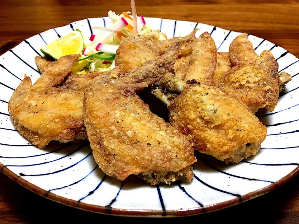 Snapdishの料理写真:特大手羽先の揚げ物🍗🌴|ぱぴこ家さん