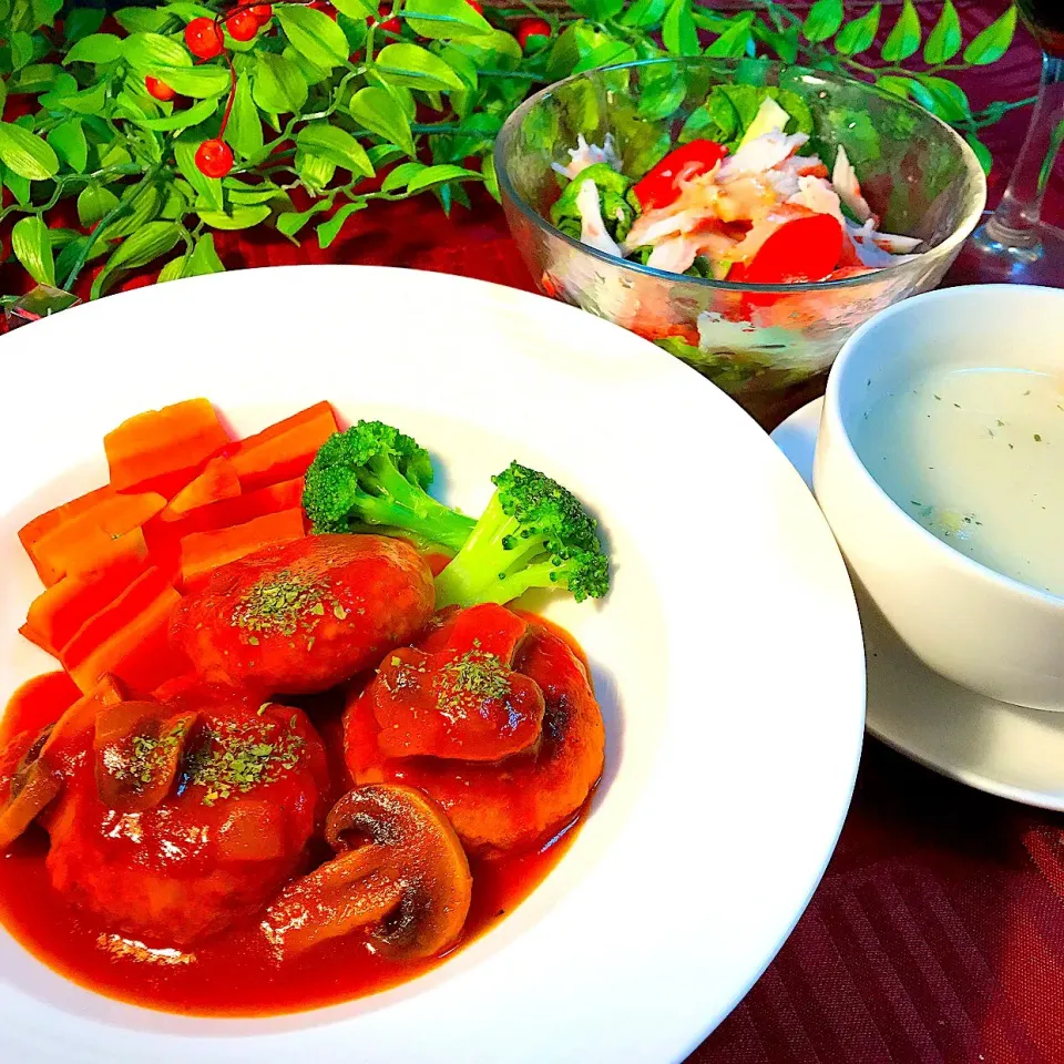 Snapdishの料理写真:いらっしゃいませ(^^)                            本日は🍅トマトソースの🥘コロコロ煮込みハンバーグと🥣クリーミーポタージュでございます。ごゆっくりお召し上がりくださいませ。(笑)|Sの食卓さん