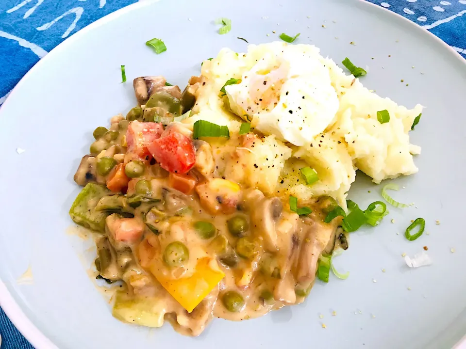 Cream veggies, mashed potatoes and egg|Sergio Lacuevaさん