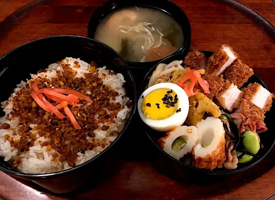 本日も息子弁当🍱ソース豚カツ🍖切り干し大根ひじき枝豆キンピラ🥘蓮根カレーマヨ🍛もやしナムル🥘きゅうりちくわ🥒ゆで卵🍳 #息子弁当  #サーモスランチジャー  #ソースかつ  #切り干し大根  #ひじきの煮物  #枝豆  #もやしのナムル  #きゅうりちくわ  #ゆで卵 #カレーチーズそぼろ #仙台麩 #味噌汁 #sna|Yukie  Toriseさん