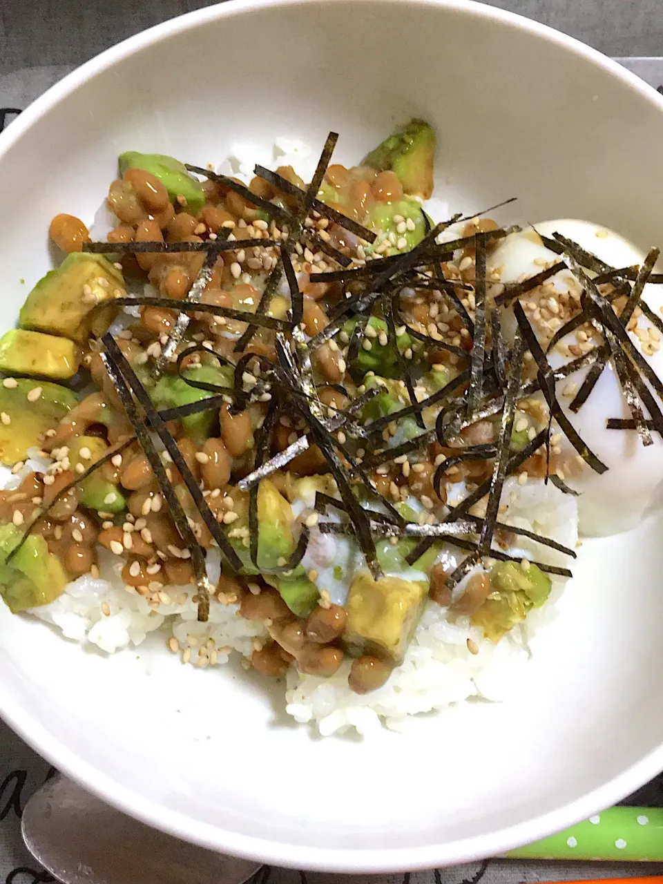 納豆アボカドのユッケ風丼！|あんこさん