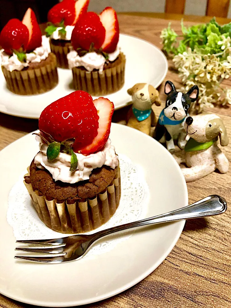 Snapdishの料理写真:ココアシフォン🍓
ケーキの割にいちごが大き過ぎ😅
#おからパウダー#ラカントS#豆乳|くっきいママさん