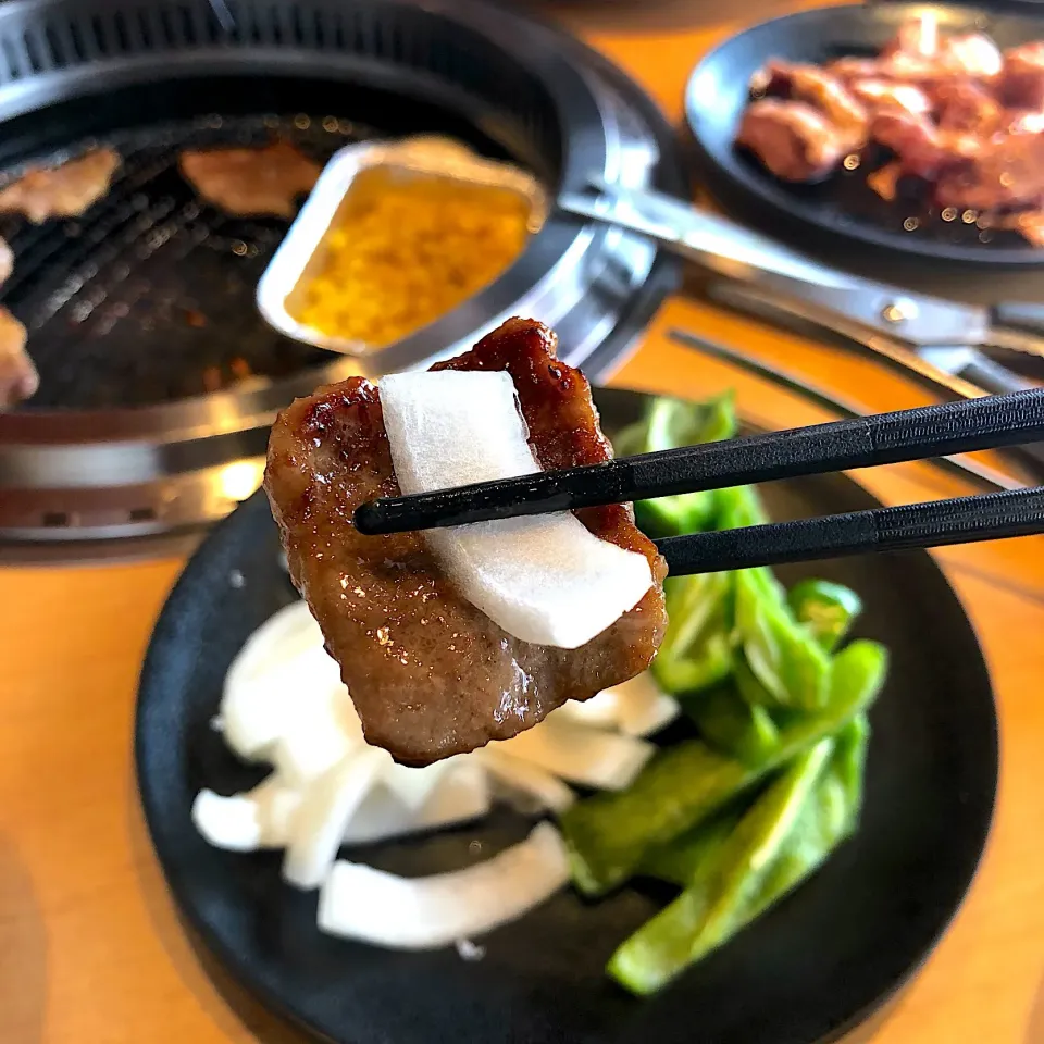 焼き野菜の玉ねぎを頼んで、ハサミで切ってスタンバイ✂️お肉が焼けたら生で一緒にどうぞ😍❤️|ヨッチャンさん