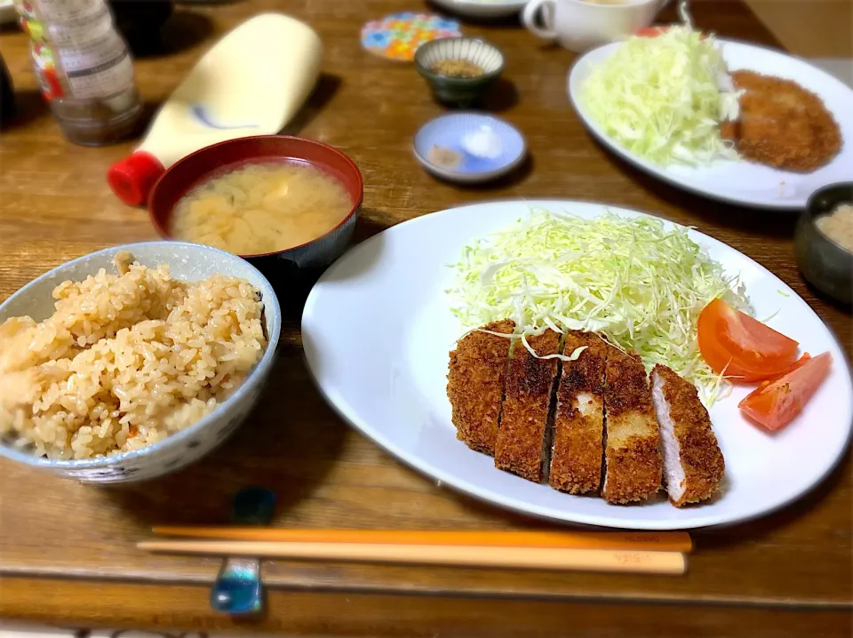 トンカツ・キャベツ・炊き込みご飯・味噌汁|ちびろ菌さん