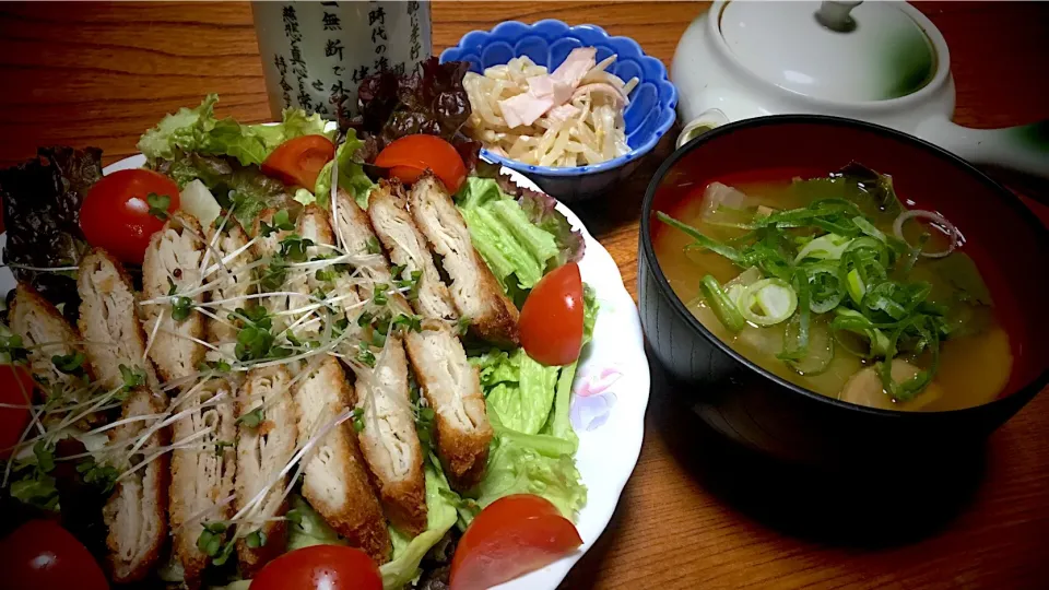 今日のテニス🎾前実家での男飯(*･ω･)ミルフィーユカツwithサラダ&もやしとハムマヨ和え&大根と大根葉と黒はんぺんの味噌汁...♪*ﾟ|ひーちゃんさん