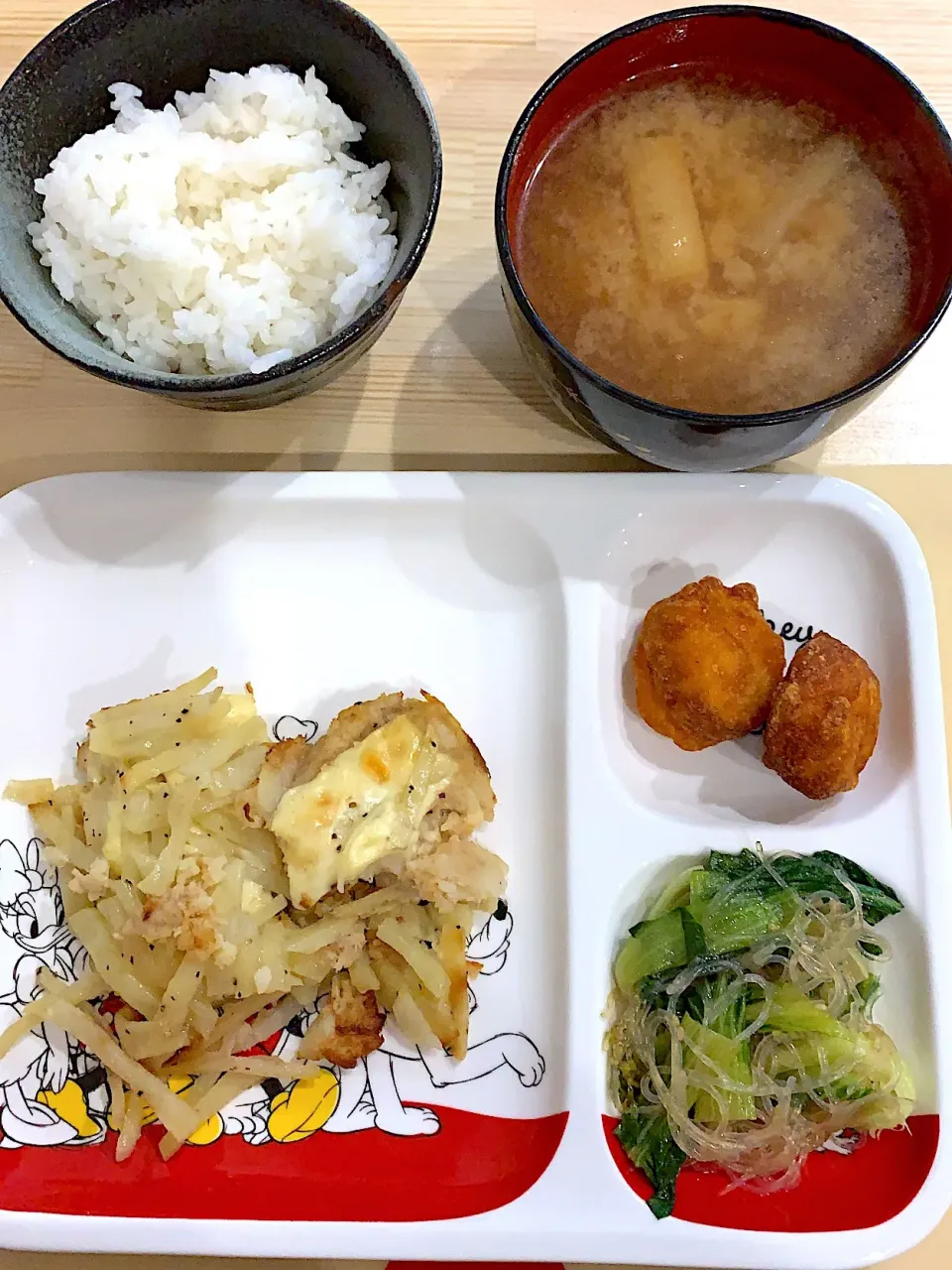 Snapdishの料理写真:・じゃがいもとツナのオーブンチーズ焼き
・チンゲン菜と春雨のオイスター炒め
・からあげくん
・大根と油揚げのお味噌汁
・マグロのお刺身(写真なし)|ぺろたんさん