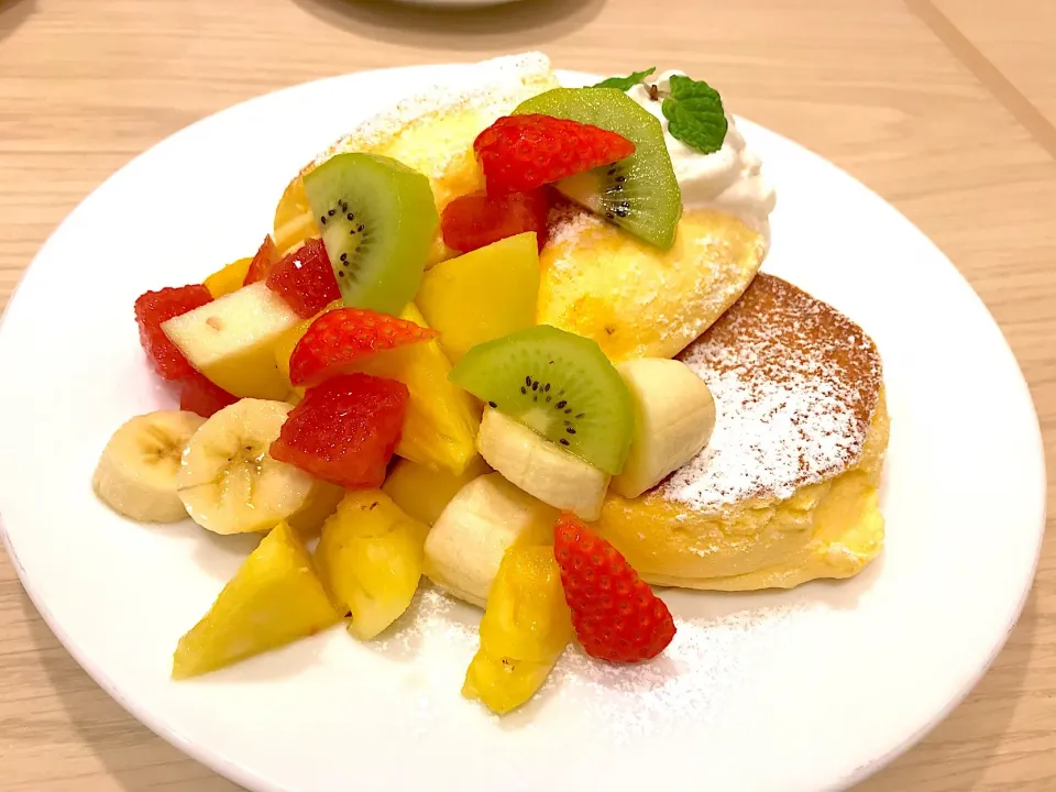 Pancakes with seasonal fruits|Sky Blueさん