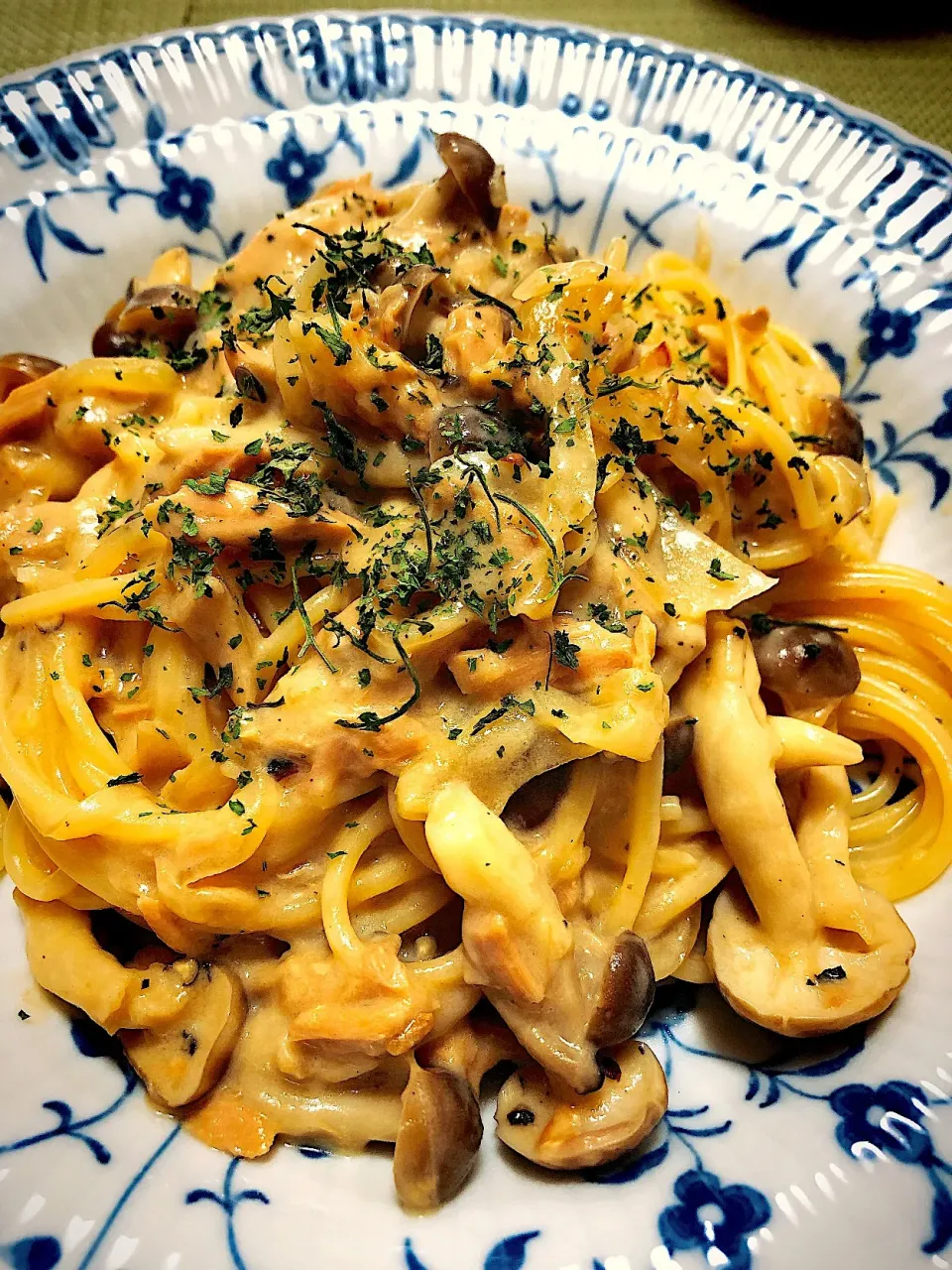 Snapdishの料理写真:キノコとツナの豆乳クリームパスタ🍝 #生クリームなし #キノコ #豆乳 #パスタ #味噌 #片栗粉|SaaOさん