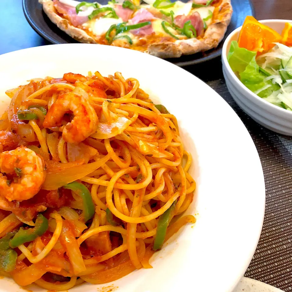 #おうちランチ#エビとトマトバジルソースのスパゲッティ#茹で時間3分細麺使用#玉ねぎとハムとピーマンも入ってる#粉チーズたっぷり#具沢山スパゲッティ|笙　みかんさん