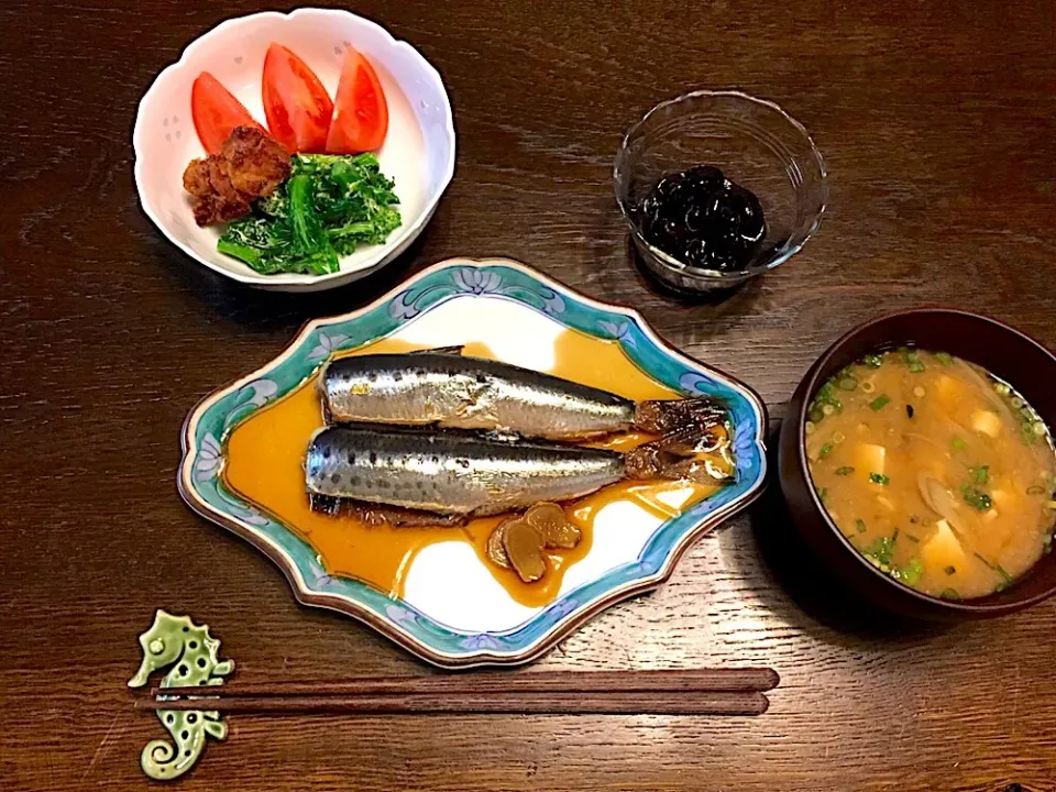 イワシの煮付け
菜の花とトマトのサラダ
黒豆
豆腐の味噌汁|カドラさん