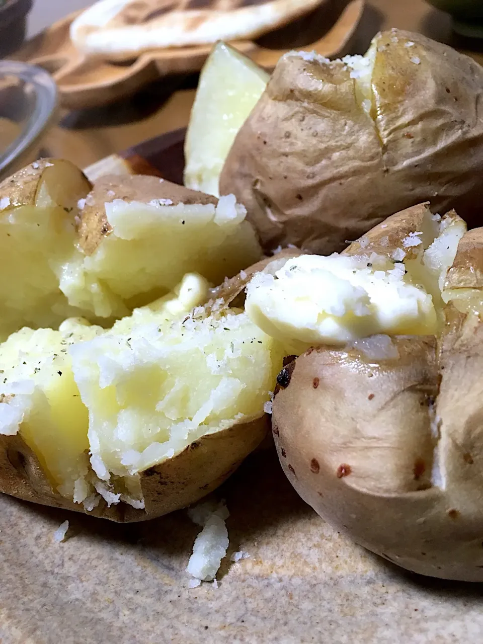 手作りバターと鹿児島から来た掘りたてジャガイモ🥔でジャガバター✰(◍ ⚈᷀᷁ڡ⚈᷀᷁  ◍)✰|さくたえさん