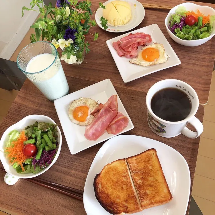 Snapdishの料理写真:2/10❤︎休日モーニング❤︎
#モーニング #朝ごはん #おうちごはん #トースト #蒸しパン #カリカリベーコン #半熟目玉焼き|Makinsさん