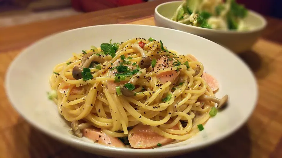 しめじと魚肉ｿｰｾｰｼﾞの
醤油ｸﾘｰﾑﾊﾟｽﾀ～🍝
の晩ごはん✨|kaz(*･ω･)さん