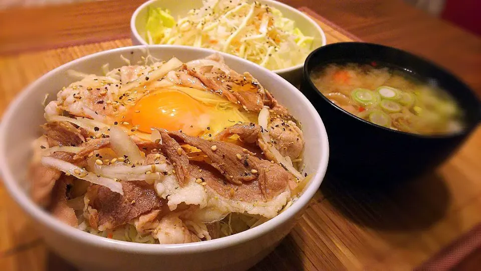 Snapdishの料理写真:豚しゃぶ丼～🐷
の晩ごはん✨|kaz(*･ω･)さん