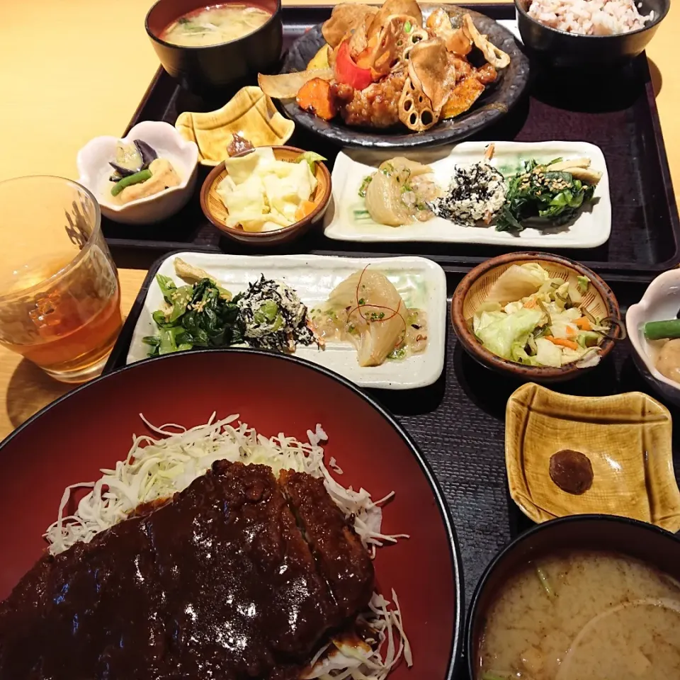 ランチ
   ドミかつ丼定食と
    鶏黒酢炒め定食😊|miimiさん