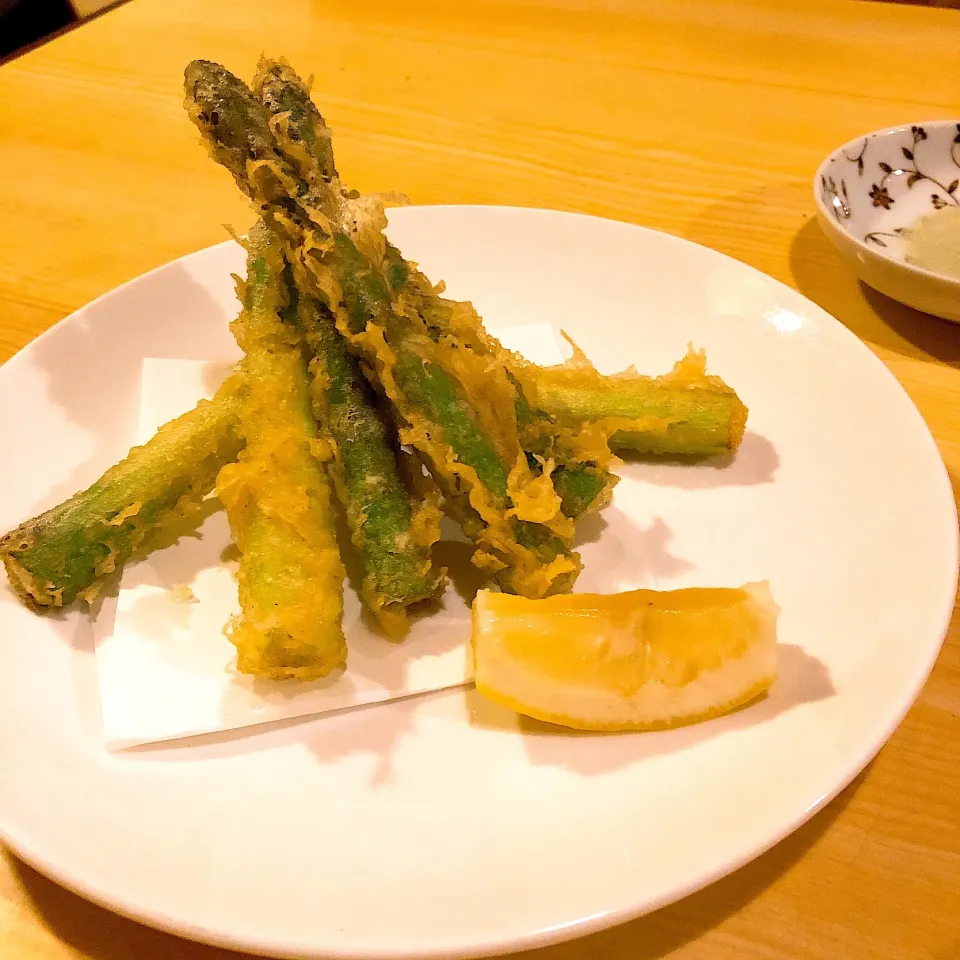 Snapdishの料理写真:北海道で食べたアスパラの天ぷら|nariさん