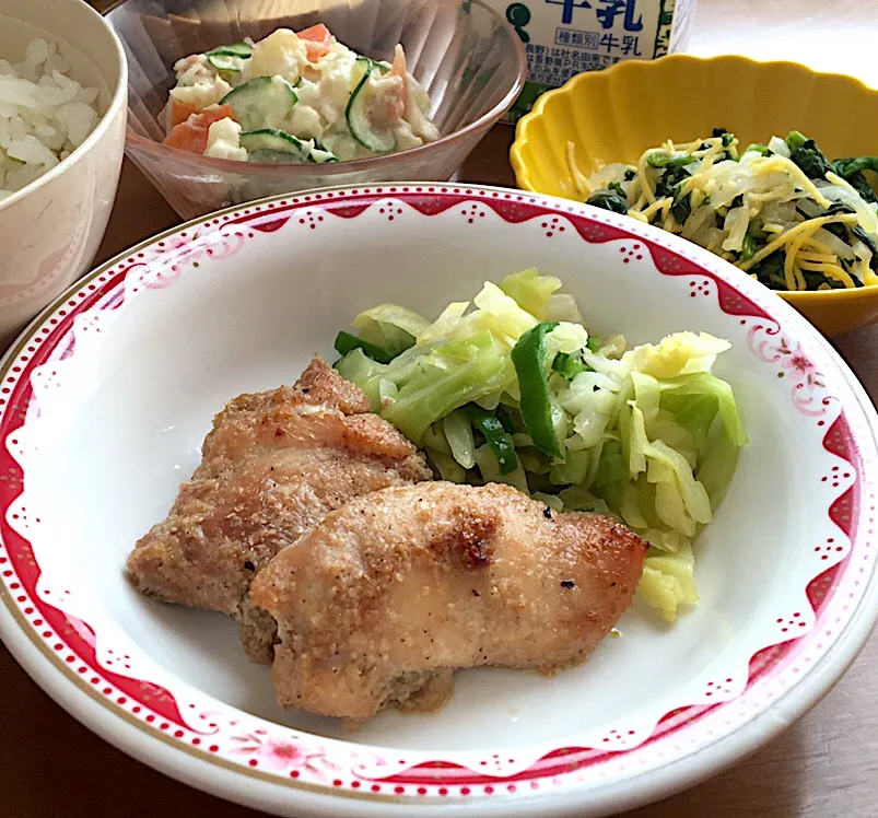 アル中病棟の昼ごはん☀️☀️☀️
ごはん🍚  鶏ごま焼き  ツナポテトサラダ🐟🥔     菜種和え  牛乳🥛|ぽんたさん