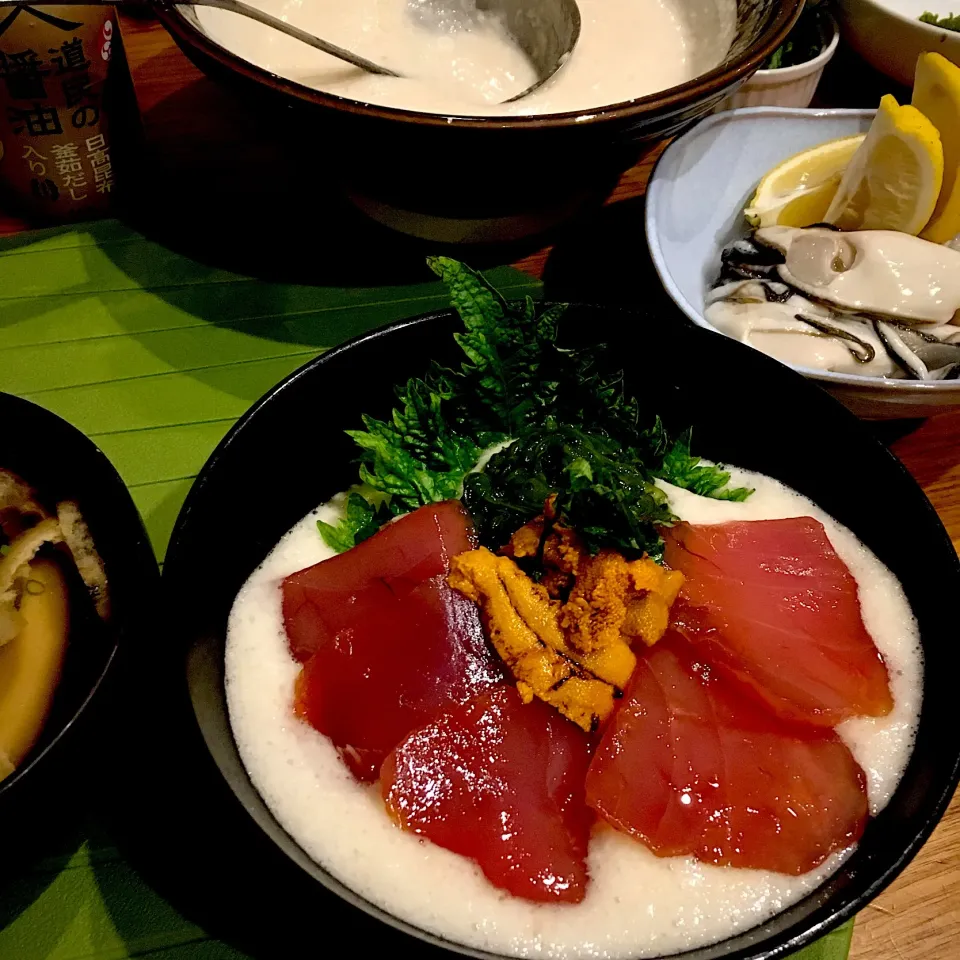 まぐろトロロめかぶウニ丼と生牡蠣|くろあおさん