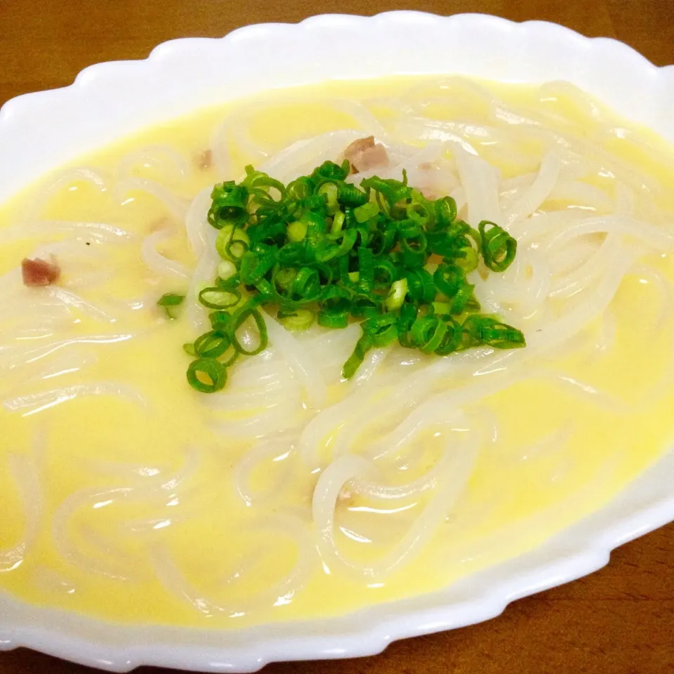 簡単カルボナーラ🍝🧀冷凍細うどんその②市販のソースでね〜🤗💕|まいりさん