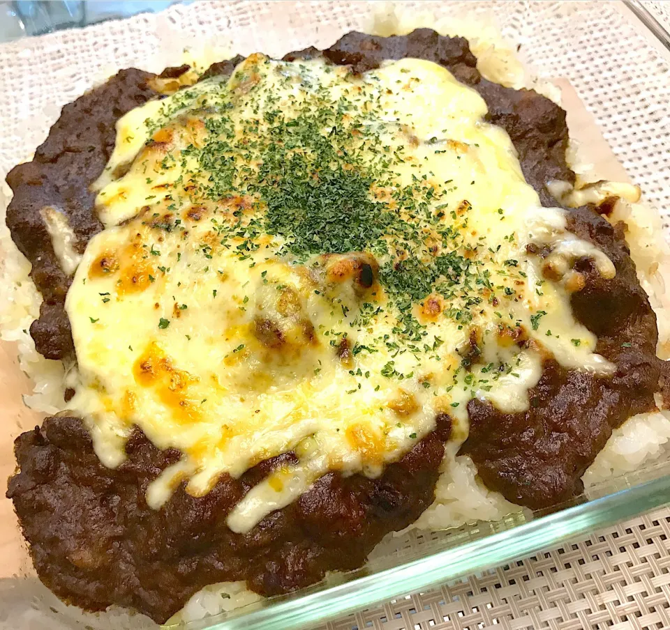 先日のウシミツ時に密造した賞味期限切れの豆缶を使ったチキンカレーの最終処分として、カレードリアに化けさせてみました。しかし、なんかすごい色だなぁ💦|にゃあ（芸名）さん