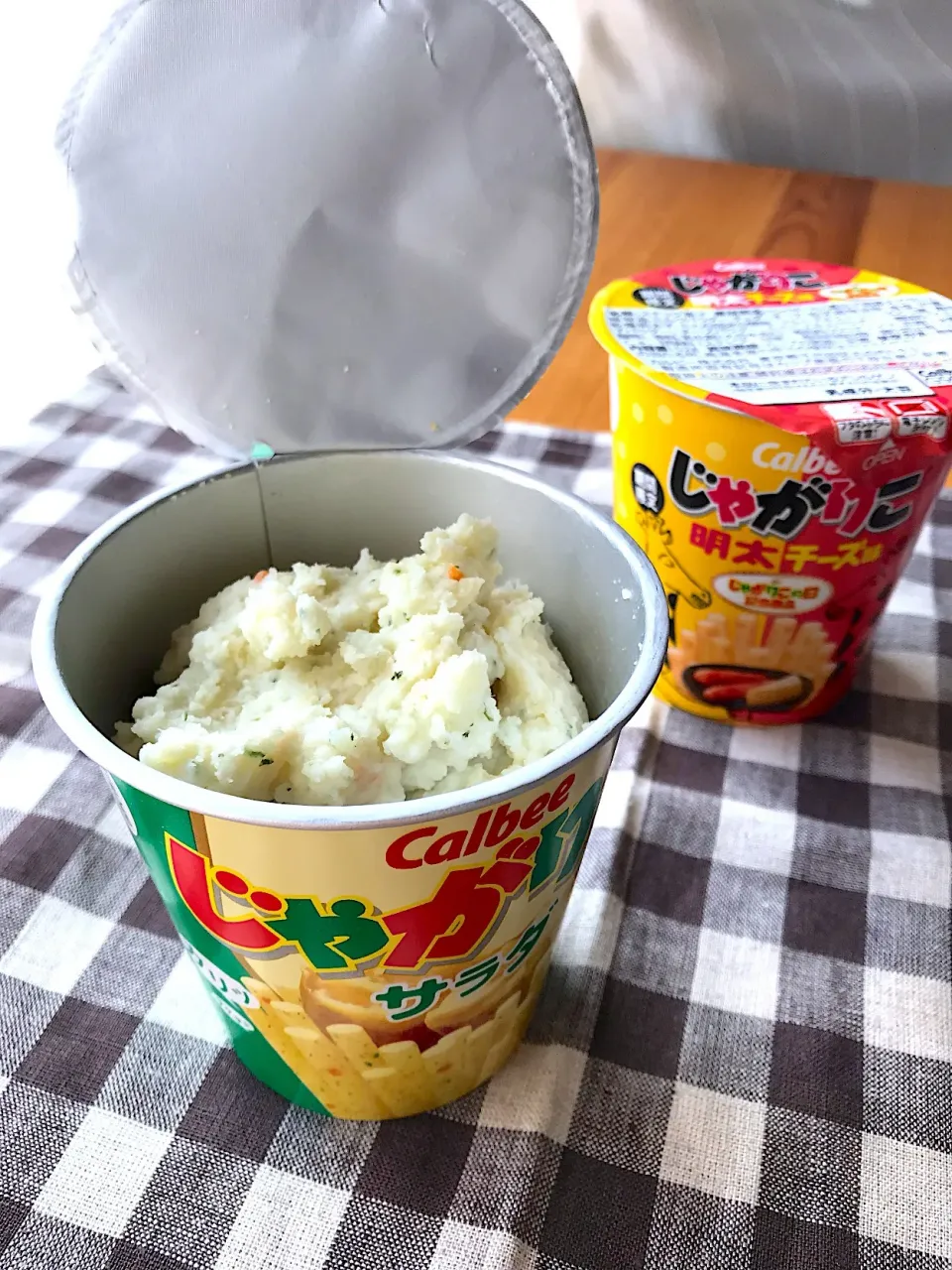 じゃがりこポテサラ 【モグちゃんさんの料理  「じゃがりこ」に「さけるチーズ」と熱湯を入れて練ったポテサラ😼 これ、今流行ってるんですってね！】|sayaさん