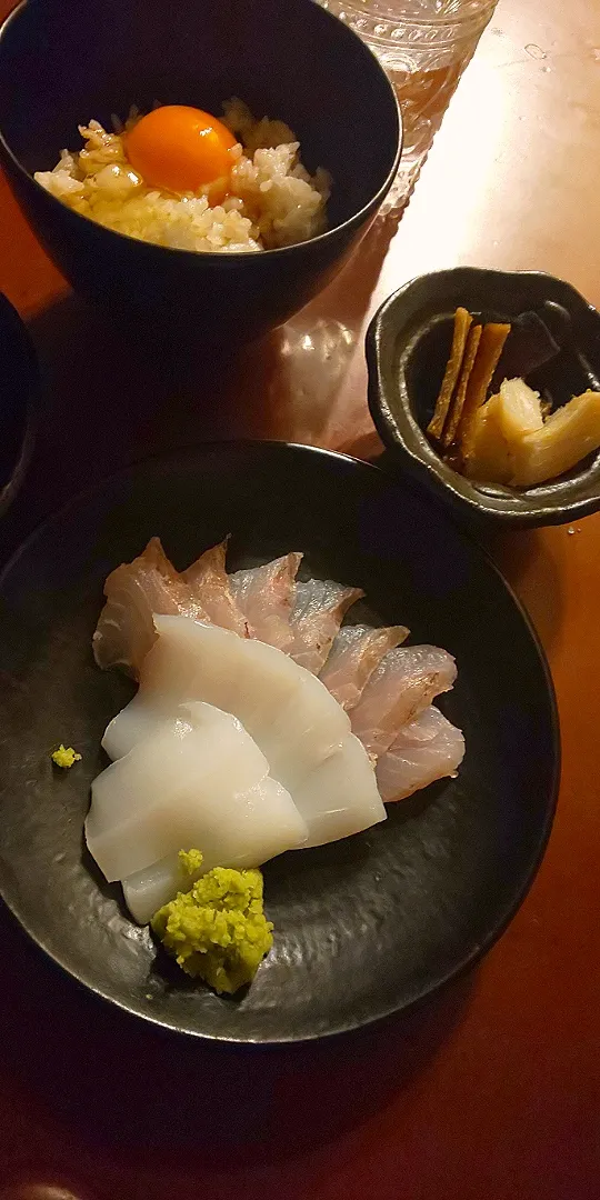 Midnight meal🌝ｱｵﾘｲｶとほうぼうのお刺身･鮫のﾀﾚ🦈<味醂&塩>･卵かけご飯|🌈Ami🍻さん