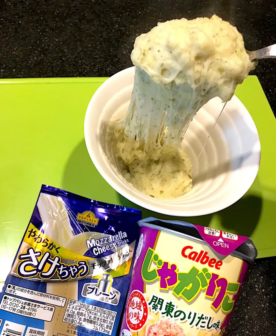 モグちゃんさんの料理 まんぞうさんの料理
じゃがりこ」に「さけるチーズ」と熱湯を入れて練ったポテサラ😼
これ、今流行ってるんですってね！|シュトママさん